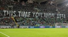 Fanoušci Legie předstírali porážku. Další provokací UEFA pobavili veřejnost