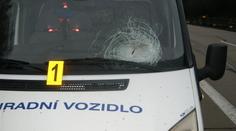 Pozor: Z mostu nad dálnicí D1 někdo házel kameny! Rozbil sklo