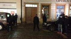 Policie odvezla Langera z domu. Odnesla si obří krabici s důkazy