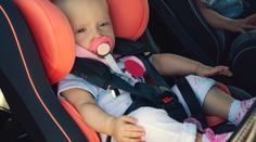 Pozor na doplněk k autosedačkám! Může dítěti vážně ublížit, varují experti