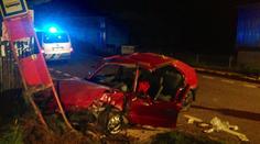 Mladík napasoval felicii do zastávky, z vraku ho vyprošťovali
