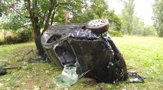 DĚSIVÁ BOURAČKA! Auto s vozíkem ZAVADILO O ZEĎ, několikrát se PŘEVRÁTILO PŘES STŘECHU!