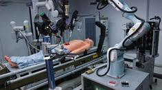 Roboti se učí sami operovat. Nejdřív vojáky, pak nás
