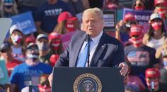 Volební kampaň v USA vrcholí. Trump se cítí jako Superman a zatančil