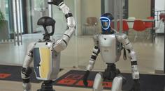 Robot Karel běhá a tancuje. V budoucnu může pomáhat doma i v továrně