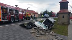 Vážná nehoda: Prudký náraz auta do sloupu nepřežil jeden člověk