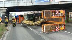 Lidi vyděsila velká rána! V Brně se převrátil kamion, blokoval dopravu
