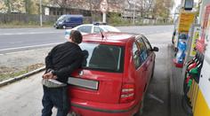 Pro dobrotu na žebrotu. Muž vzal stopaře, ten mu ujel s autem!