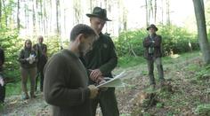 Maturita pod širým nebem. Budoucí lesníci skládali zkoušku dospělosti v lese