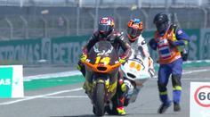 Šokující moment v Moto2. Arbolinovi soupeř přejel nohu