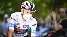 Covid řádí na Tour de France. Roušky nosí už i závodníci