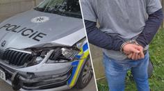 Honička jako z akčního filmu: Řidič naboural policejní vůz, pak se dal na útěk