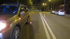 Mladík (18) bojuje o život, vyskočil za jízdy z auta v Budějovicích 