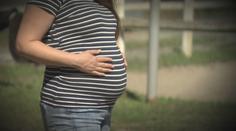 Náhradní matka podvedla přes dvacet zoufalých párů. Vylákala z nich milion