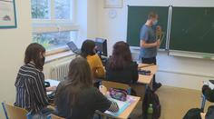 Děti možná budou muset nosit respirátory ve třídě. Ministři to probírají