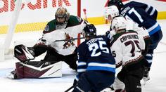 Vejmelka vychytal první nulu v NHL, počtem zákroků se zapsal do historie