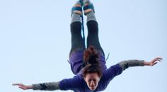 Žena skákala bungee a utrhlo se s ní lano! Voda ji odnesla!