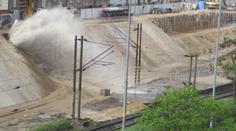 Obří gejzír vody zaplavil Plzeň, dělníci prokopli potrubí. VIDEO