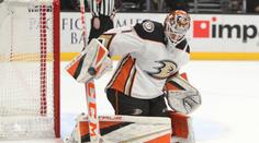Parádní vstup Lukáše Dostála do NHL: Vychytal nájezdy a slaví první výhru