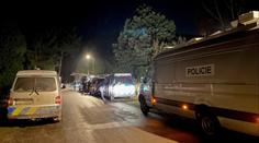 Rozsáhlá policejní akce u Prahy. Policie hledala muže po krvavém konfliktu