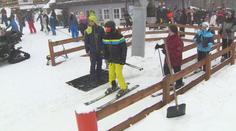 Lyžaři se vrací na hory. Podle hoteliérů je návštěvníků jako před covidem