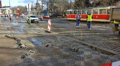 V centru Prahy se propadla silnice, policie oblast uzavřela 