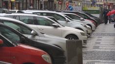 Města zvažují zrušení modrých zón, ale jen pro pracovníky v první linii