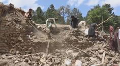 Afghánci odklízí trosky po zemětřesení. Doufají, že naleznou své blízké naživu