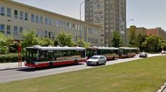 Řidička MHD chtěla vyhodit muže, ten se pokusil s autobusem ujet!