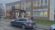 Učitelce nevyšel chemický pokus. Ona a dvě děti jsou popálené, jedno velmi vážně
