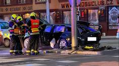 Vážná nehoda v Praze. Při srážce auta s tramvají se zranilo pět lidí včetně dětí