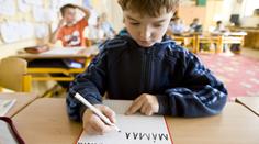 Učitelka zamkla prvňáčka ve třídě. Vyskočil oknem