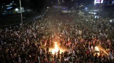 Bitky s policií, vodní děla. Desetitisíce Izraelců protestovaly proti vládě