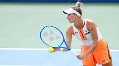 Tenisový úbor šel dolů. Vondroušová v plavkách na Rhodosu čeká na dopingový verdikt