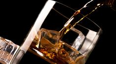 Co dělá alkohol s ženskou pletí? Nepít je lepší než kosmetika, říká psychiatr