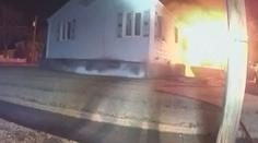 VIDEO: Policistovi explodoval dům před očima. Výbuch zachytil na kameru