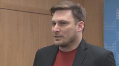 Udeřil mě pěstí a kopal do hlavy, tvrdí asistentka. Jednání exnáměstka řeší i policie