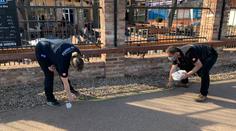 Lidé se shlukovali u stánku s pivem, přijela policie, kreslily se rozestupy