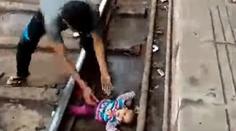 VIDEO: Chvíle hrůzy na nádraží: Dítě dělily od smrti jen vteřiny