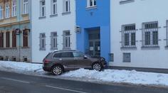 Řidička si nevšimla, že auto před ní brzdí. Nabourala do policejní služebny
