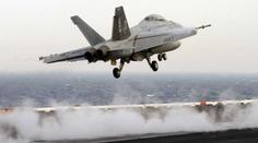 Americká F-18 se zřítila na britském venkově, pilot zahynul