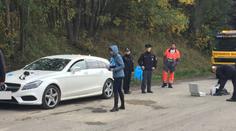 Krvavá záhada: V mercedesu u silnice byl těžce zraněný muž