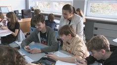 Vláda chce zákaz mobilů na základkách. Ať si to školy určí samy, tvrdí opozice