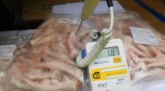 120 kilo masa vezli v autě bez chlazení do restaurací. Venku byly tropy