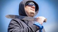 Opilý fotbalový fanoušek řádil po Praze s mačetou v ruce
