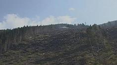 Tatry v plamenech. Požár zničil lanovku, v akci vrtulníky