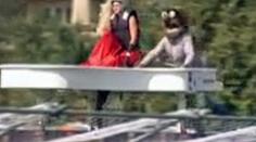 VIDEO: Z recese hodili dívku do vody na klavíru. Málem ji zabili