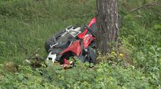 Motorkář přerazil značku a skončil ve stromu. Nedokázali mu pomoct
