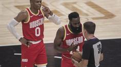 Obrovská chyba rozhodčích v NBA. Harden jen nevěřícně koukal