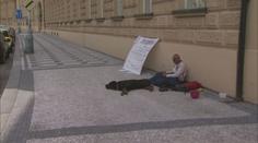 Hladovkář kempuje před ministerstvem. Chce změnu zákona